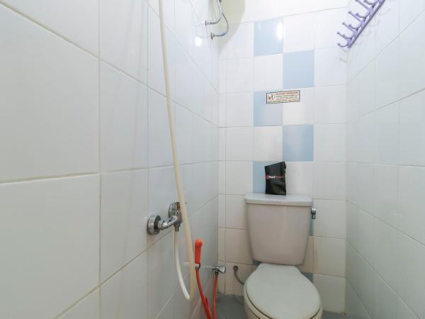 RedDoorz @ Tanjung Duren : photo 9 de la chambre chambre double