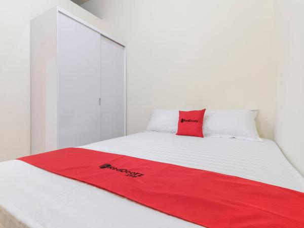 RedDoorz @ Tanjung Duren : photo 6 de la chambre chambre double