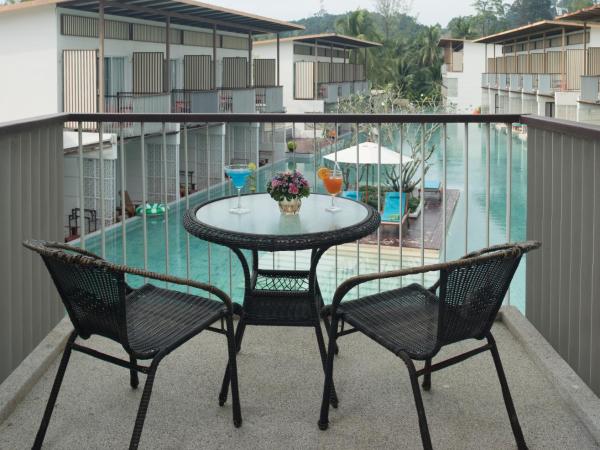 The Briza Beach Resort, Khao Lak SHA Extra Plus : photo 3 de la chambre chambre double ou lits jumeaux deluxe - vue sur piscine