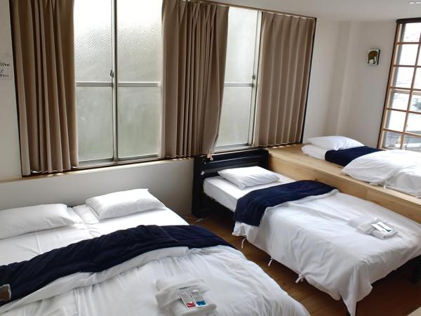 駐車場無料 Nagoya Hostel The Three Smiles Free Car Park : photo 1 de la chambre chambre quadruple avec salle de bains commune