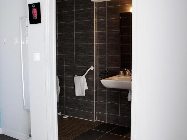 Hotel Bleu Azur : photo 9 de la chambre chambre double - accessible aux personnes à mobilité réduite
