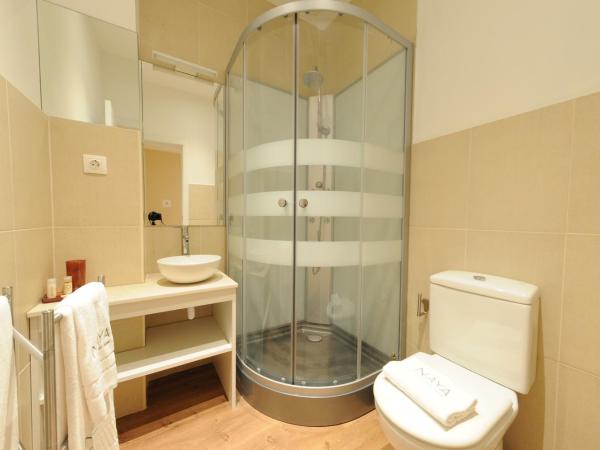 Naya-Downtown Guesthouse : photo 9 de la chambre chambre quadruple avec balcon