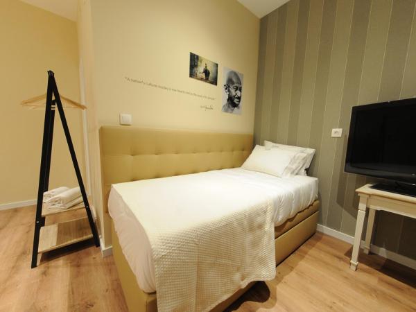 Naya-Downtown Guesthouse : photo 6 de la chambre chambre quadruple avec balcon