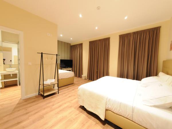 Naya-Downtown Guesthouse : photo 1 de la chambre chambre quadruple avec balcon