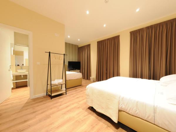 Naya-Downtown Guesthouse : photo 2 de la chambre chambre quadruple avec balcon