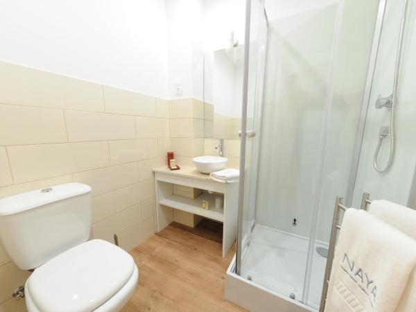 Naya-Downtown Guesthouse : photo 1 de la chambre chambre double avec lit d'appoint