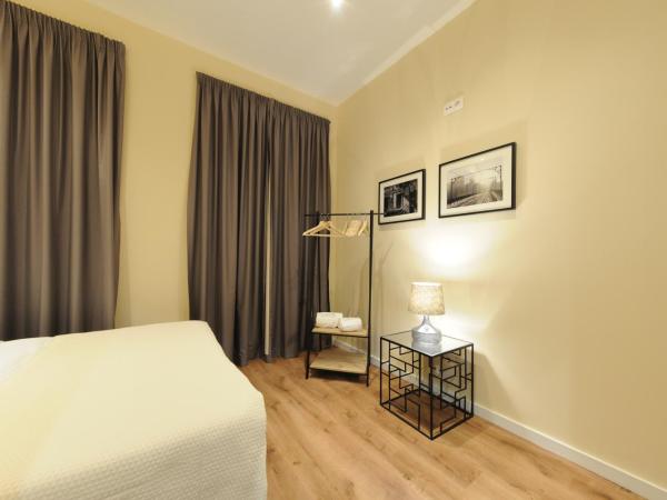 Naya-Downtown Guesthouse : photo 2 de la chambre chambre double avec lit d'appoint