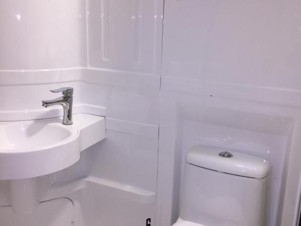 Zimmerfrei-Dresden mit Bad-Miniküche Self Check In 24-7 : photo 4 de la chambre twin room with bathroom and mini kitchen