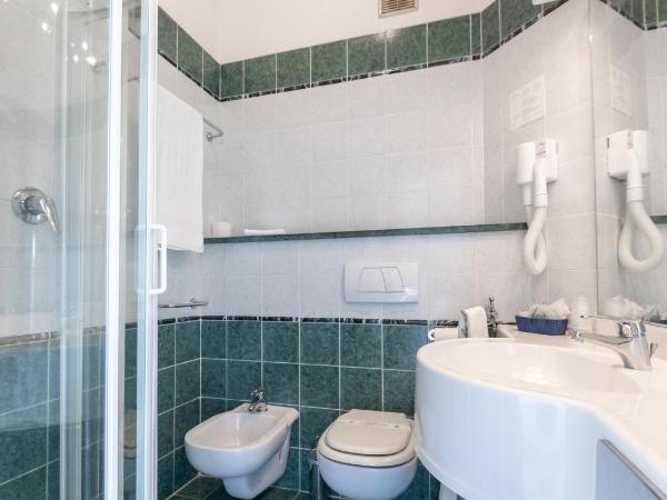 Hotel Palm Beach : photo 1 de la chambre chambre triple classique avec terrasse