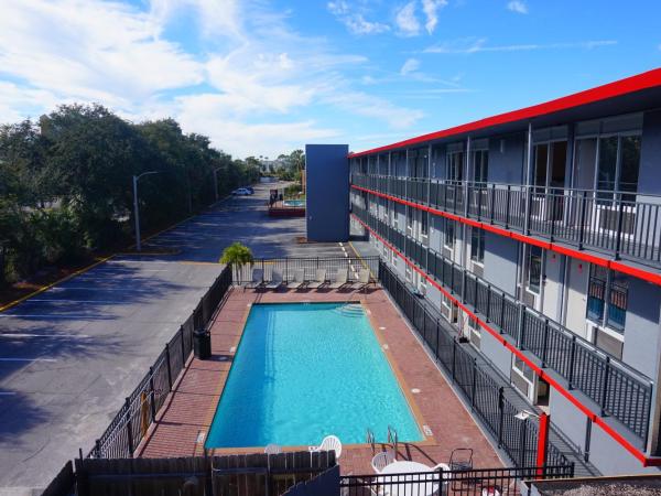 Travelodge by Wyndham Orlando at Heart of International Drive : photo 7 de la chambre chambre avec 2 lits doubles - non-fumeurs - vue sur piscine