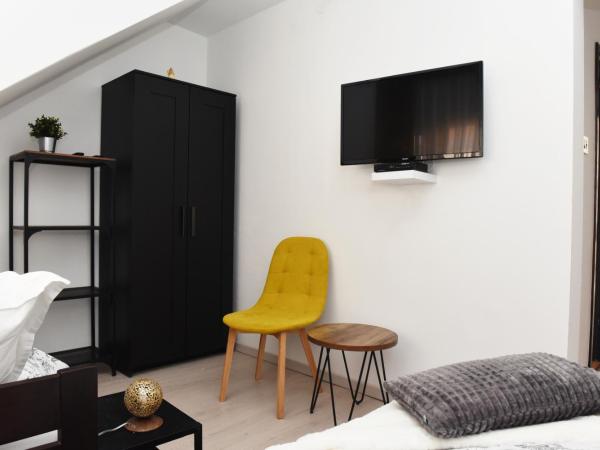 MonikaRooms : photo 6 de la chambre chambre lits jumeaux avec salle de bains privative