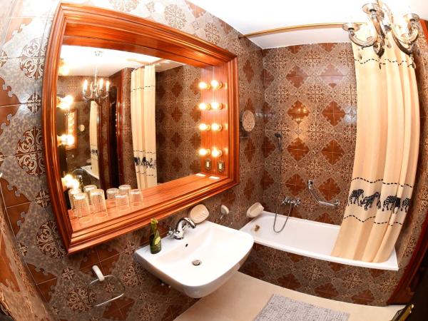 MonikaRooms : photo 7 de la chambre chambre lits jumeaux avec salle de bains privative