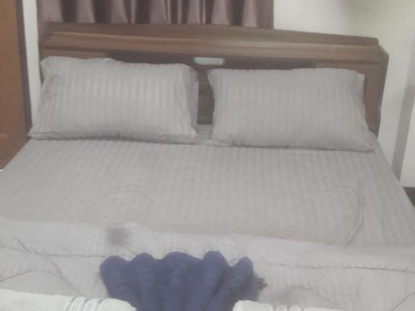 Chom Chan Guesthouse & Hostel : photo 2 de la chambre chambre lit queen-size avec balcon