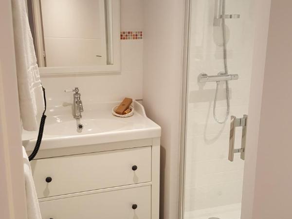 Hôtel Chez Jacqueline : photo 1 de la chambre chambre supérieure lit queen-size