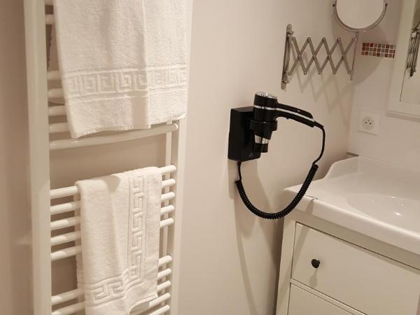 Hôtel Chez Jacqueline : photo 5 de la chambre chambre supérieure lit queen-size