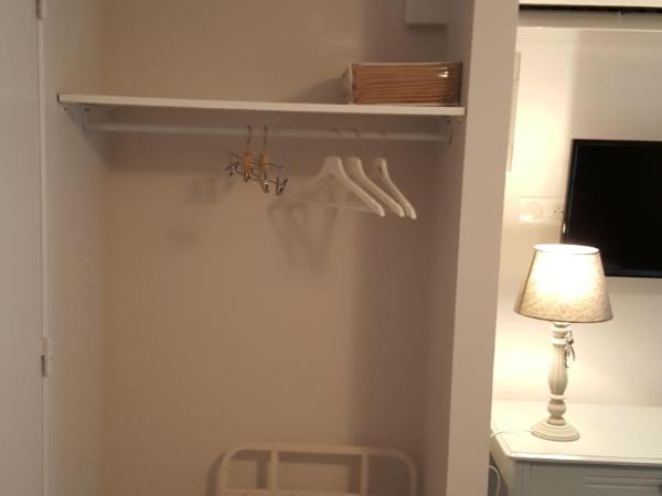 Hôtel Chez Jacqueline : photo 5 de la chambre chambre supérieure lit queen-size