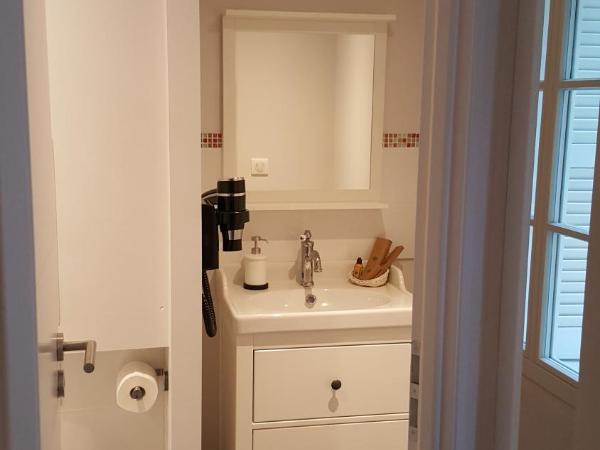 Hôtel Chez Jacqueline : photo 1 de la chambre chambre supérieure lit queen-size