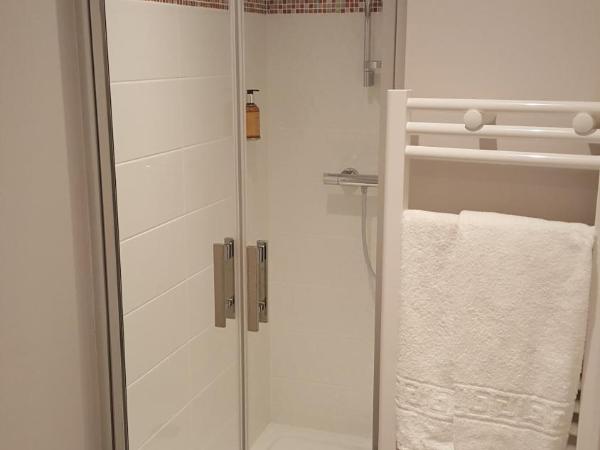 Hôtel Chez Jacqueline : photo 2 de la chambre chambre supérieure lit queen-size