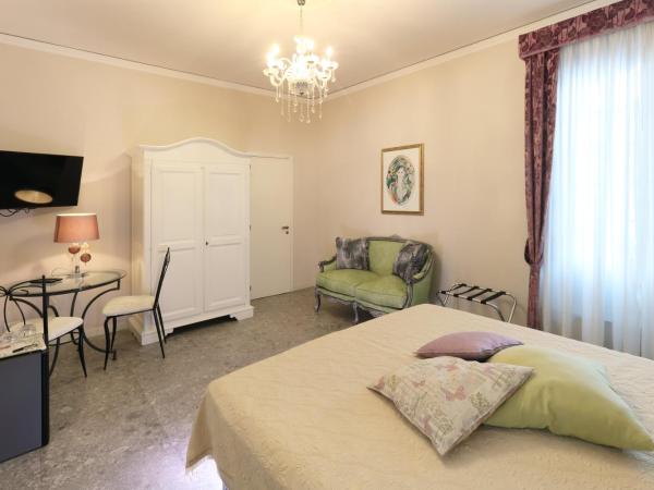 Porta Di Mezzo Luxury Suites & Rooms : photo 2 de la chambre grande chambre double - vue sur mer