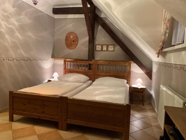 Pension Amadeus & Apartments : photo 2 de la chambre chambre double ou lits jumeaux