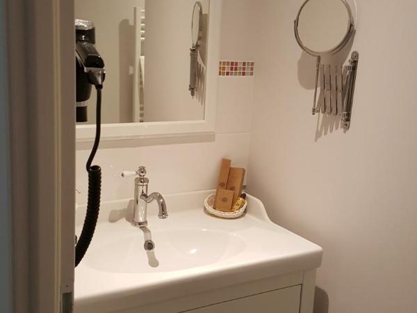 Hôtel Chez Jacqueline : photo 2 de la chambre chambre standard lit queen-size