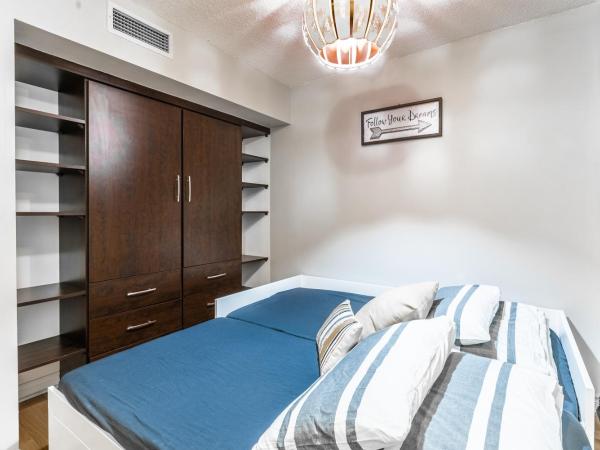 AOC Suites - Heart of Downtown Condo : photo 1 de la chambre appartement avec balcon