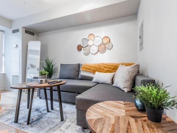 AOC Suites - Heart of Downtown Condo : photo 4 de la chambre appartement avec balcon