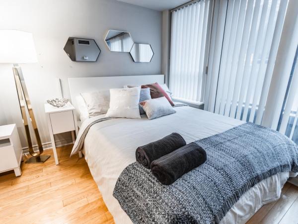 AOC Suites - Heart of Downtown Condo : photo 8 de la chambre appartement avec balcon