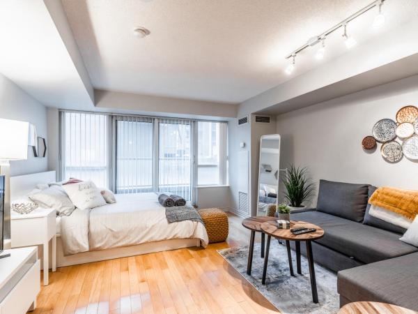 AOC Suites - Heart of Downtown Condo : photo 9 de la chambre appartement avec balcon