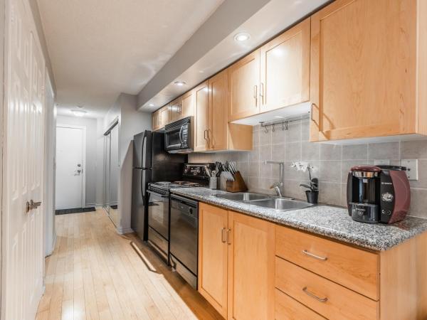 AOC Suites - Heart of Downtown Condo : photo 10 de la chambre appartement avec balcon