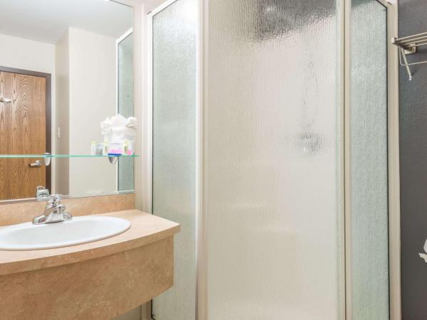 Super 8 by Wyndham Quebec City : photo 6 de la chambre suite exécutive avec cheminée - lit king-size, canapé-lit, bain à remous - non-fumeurs