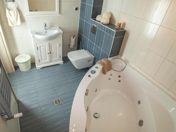 WILLA IZBICA KARPACZ : photo 4 de la chambre chambre triple avec baignoire