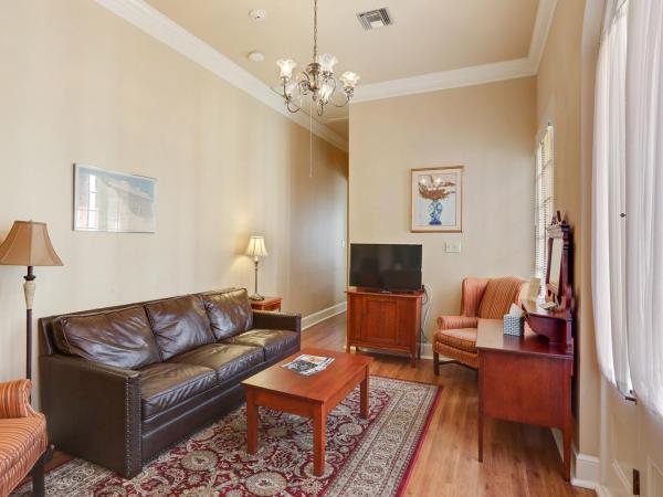 Grenoble House : photo 5 de la chambre hébergement avec 2 lits queen-size côté cour