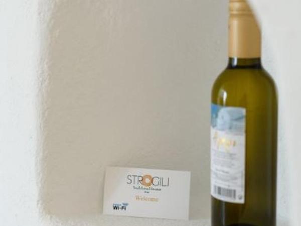 Strogili : photo 9 de la chambre studio troglodyte traditionnel (2 adultes) - annexe - vue sur caldera