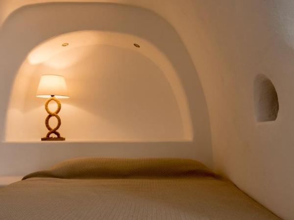 Strogili : photo 5 de la chambre studio troglodyte traditionnel (2 adultes) - annexe - vue sur caldera