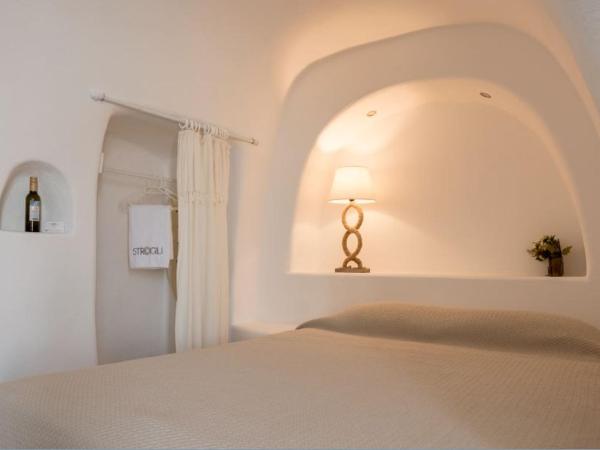 Strogili : photo 4 de la chambre studio troglodyte traditionnel (2 adultes) - annexe - vue sur caldera