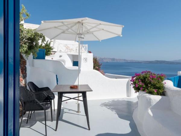 Strogili : photo 7 de la chambre studio troglodyte traditionnel (2 adultes) - annexe - vue sur caldera