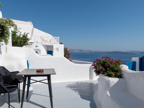 Strogili : photo 6 de la chambre studio troglodyte traditionnel (2 adultes) - annexe - vue sur caldera