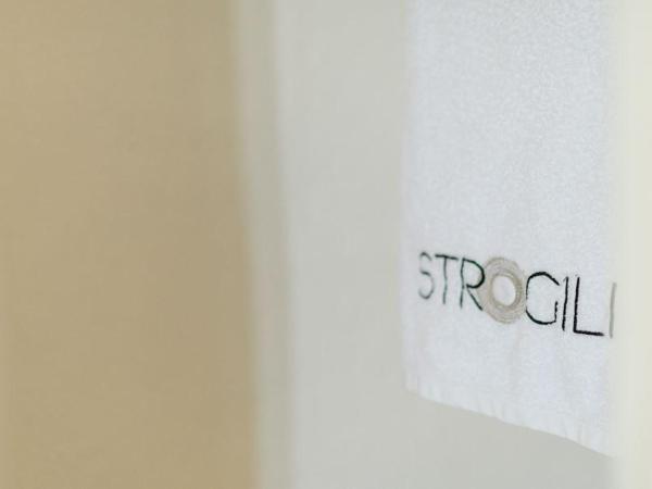 Strogili : photo 10 de la chambre studio troglodyte traditionnel (2 adultes) - annexe - vue sur caldera