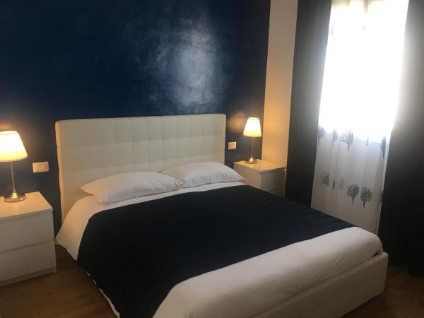 Blue Sea Rooms Apartment Cagliari : photo 8 de la chambre chambre double avec salle de bains privative