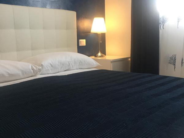 Blue Sea Rooms Apartment Cagliari : photo 7 de la chambre chambre double avec salle de bains privative