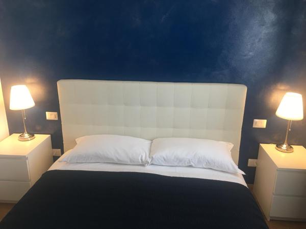 Blue Sea Rooms Apartment Cagliari : photo 6 de la chambre chambre double avec salle de bains privative