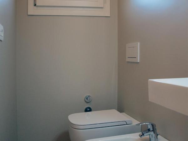 Cosmopolitan Central Rooms : photo 8 de la chambre chambre double ou lits jumeaux avec balcon