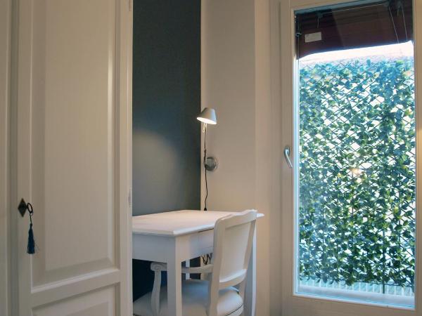 Cosmopolitan Central Rooms : photo 6 de la chambre chambre double ou lits jumeaux avec balcon