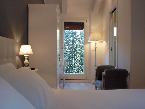 Cosmopolitan Central Rooms : photo 7 de la chambre chambre double ou lits jumeaux avec balcon
