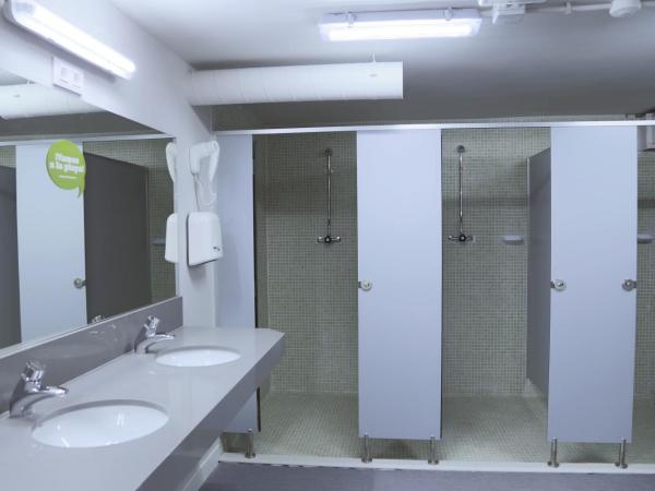 Hola Hostal Eixample : photo 6 de la chambre lit dans un dortoir pour femmes de 16 lits