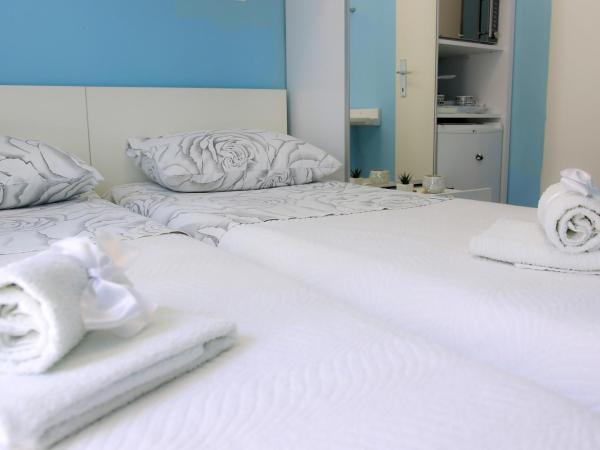 Apartments & Rooms Andrea 2 : photo 7 de la chambre chambre lits jumeaux avec balcon