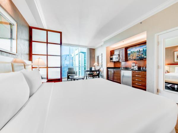 Jet Luxury at The Signature Condo Hotel : photo 9 de la chambre suite deluxe attenante avec balcon