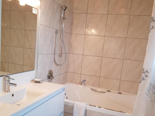 Delago Motel/Apartments : photo 4 de la chambre king suite with spa bath & private balcony