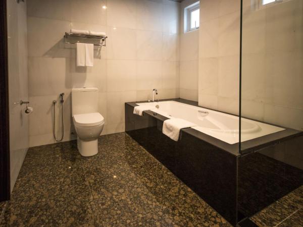 3-Plus Hotel : photo 7 de la chambre suite lit king-size
